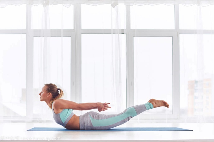 扁平臀瑜伽动作图解,改善臀宽的瑜伽动作