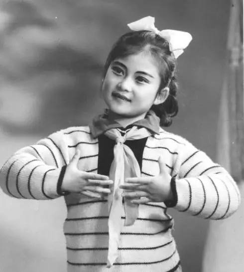 朱晓琳1984年妈妈的吻专辑完整版,朱晓琳第一次唱妈妈的吻歌曲视频