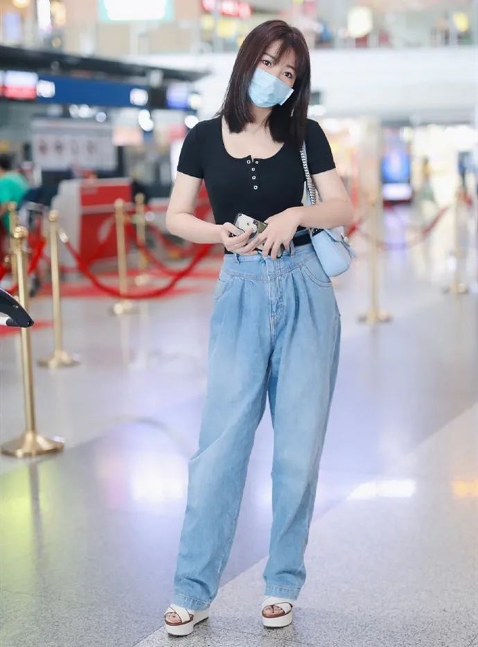 马丁靴怎样穿时髦新潮还显腿细呢,冬季马丁靴松糕鞋