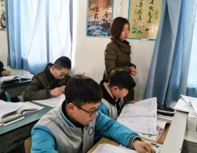 孩子初中住校好还是走读好,初中生选择住校还是走读