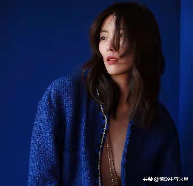 “大表姐”刘雯晒性感辣照！大胆真空上阵，超短上衣羞涩太吸睛