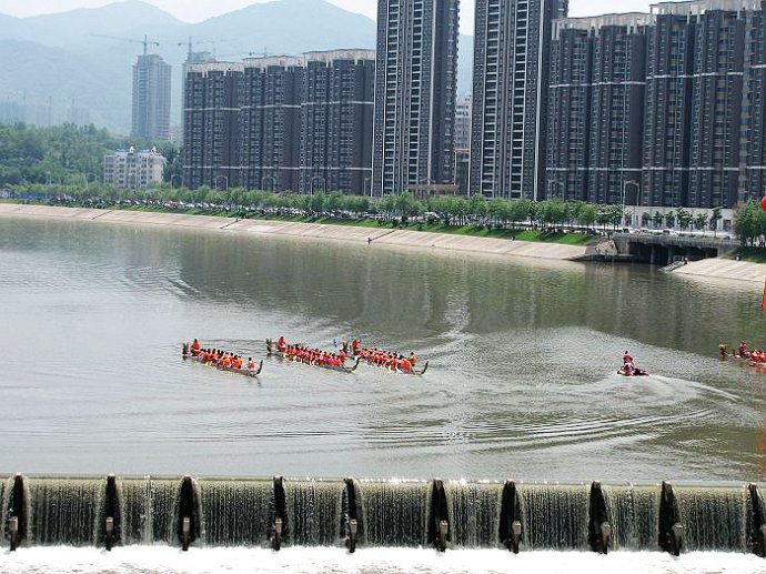 21年前本溪驻军无偿修建了一条太子河大坝如今变成一条滨河景观道