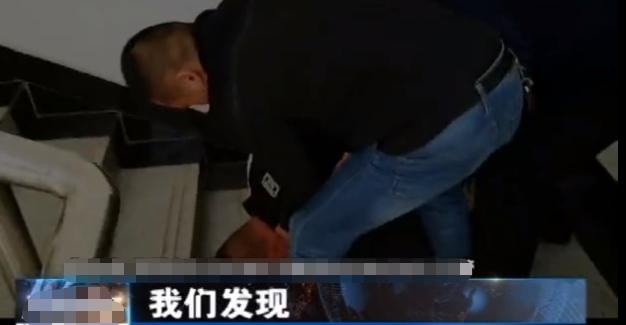 2名男子街头蹲点，屋内少女“辛勤”作业，殊不知已被警方瞄准！