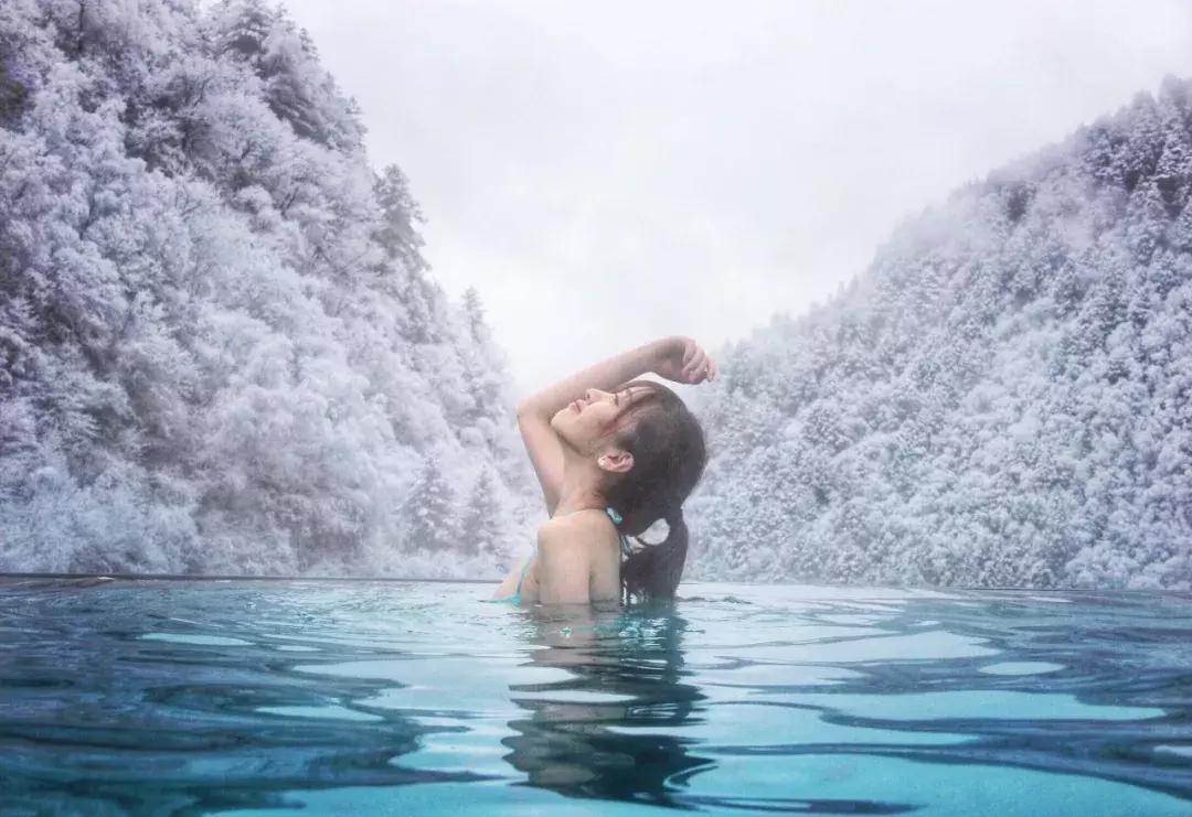 阿坝州又一处绝对秘境,雪山红石全部免费看,成都出发可耍2天!