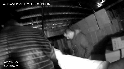 情侣微商卖箱包，几个月便购置奔驰别墅，却被刑拘了……