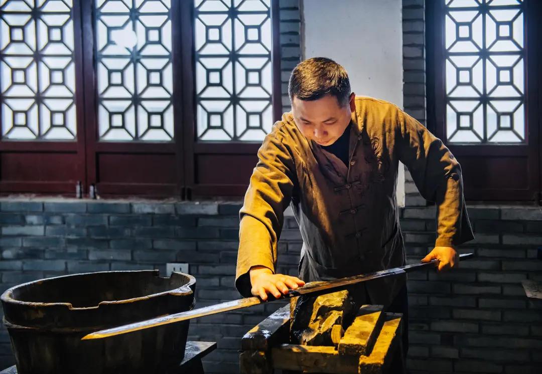 七旬老人铸剑60年,金庸求购富豪花800万,一把剑顶几套房