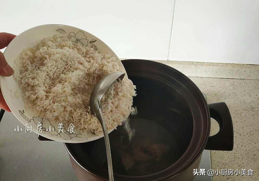 鸭子皮厚脂肪多，做粥之前简单处理一下，再下锅煮粥就不会油腻了