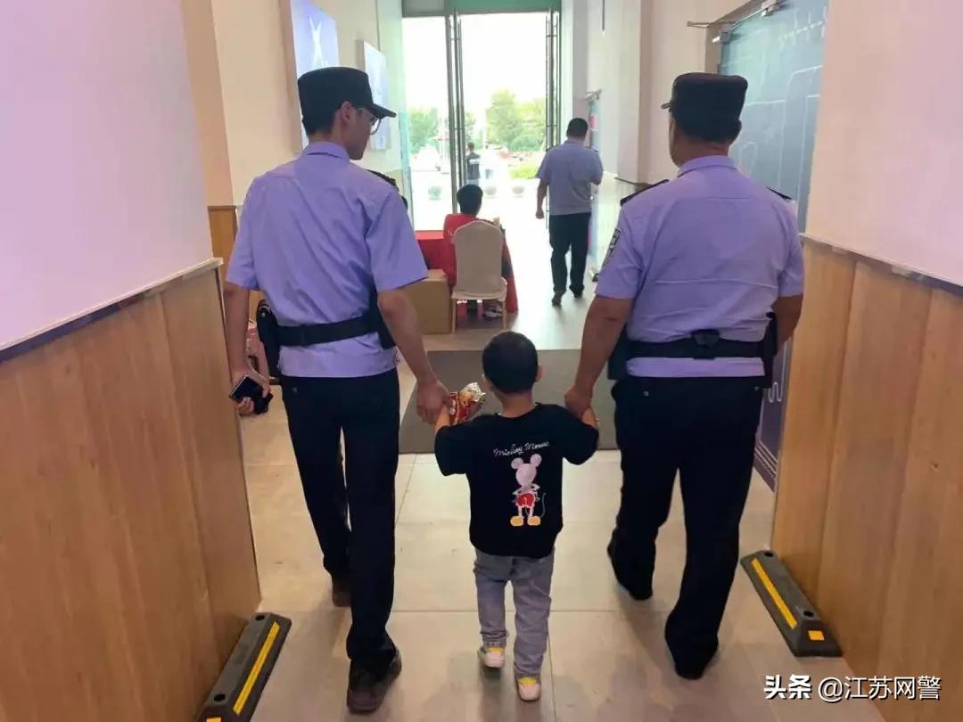 女童手指被砸断民警及时送医,孩子被砸脚趾视频