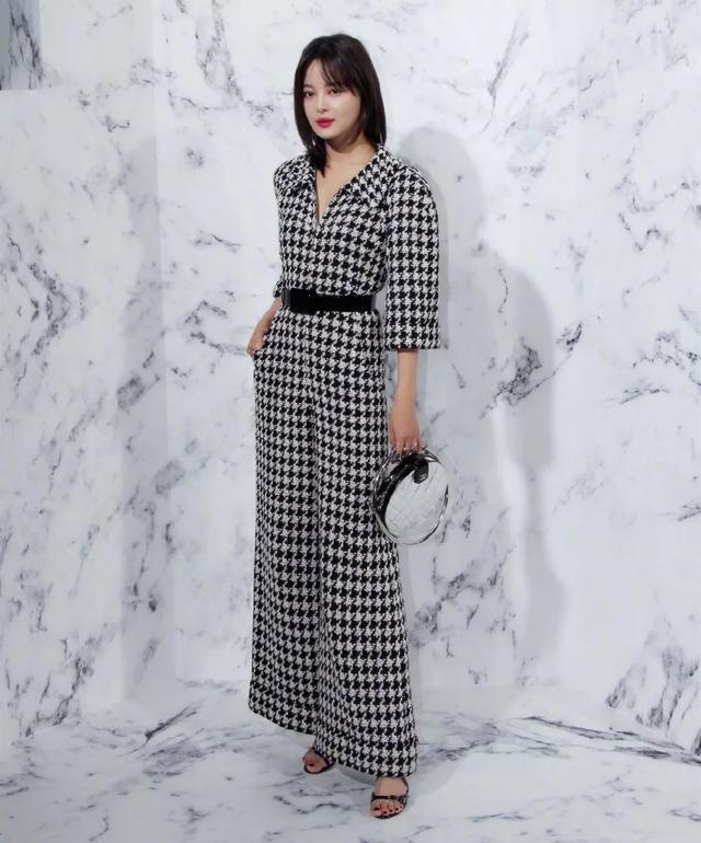 千鸟格再掀时尚潮流,穿对减龄提气质,再不是妈妈们的专属了