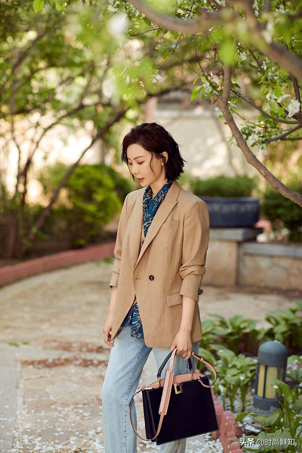 什么外套好看又不显腿短,显腿细的短款外套