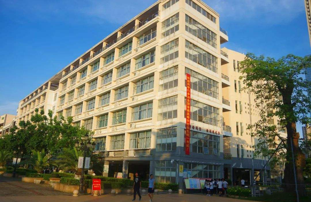 广东湛江五所好高中，本科过线率相当高，堪称本科院校的生源基地