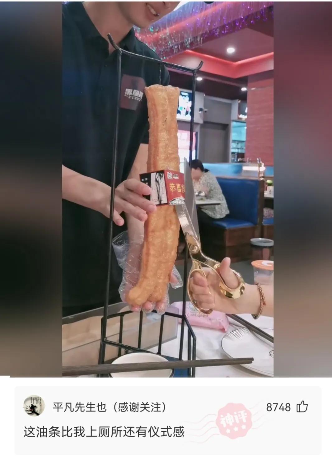 神回复：兄弟们！我在家看电视，咣当一声我家屋顶就穿了，怎么办