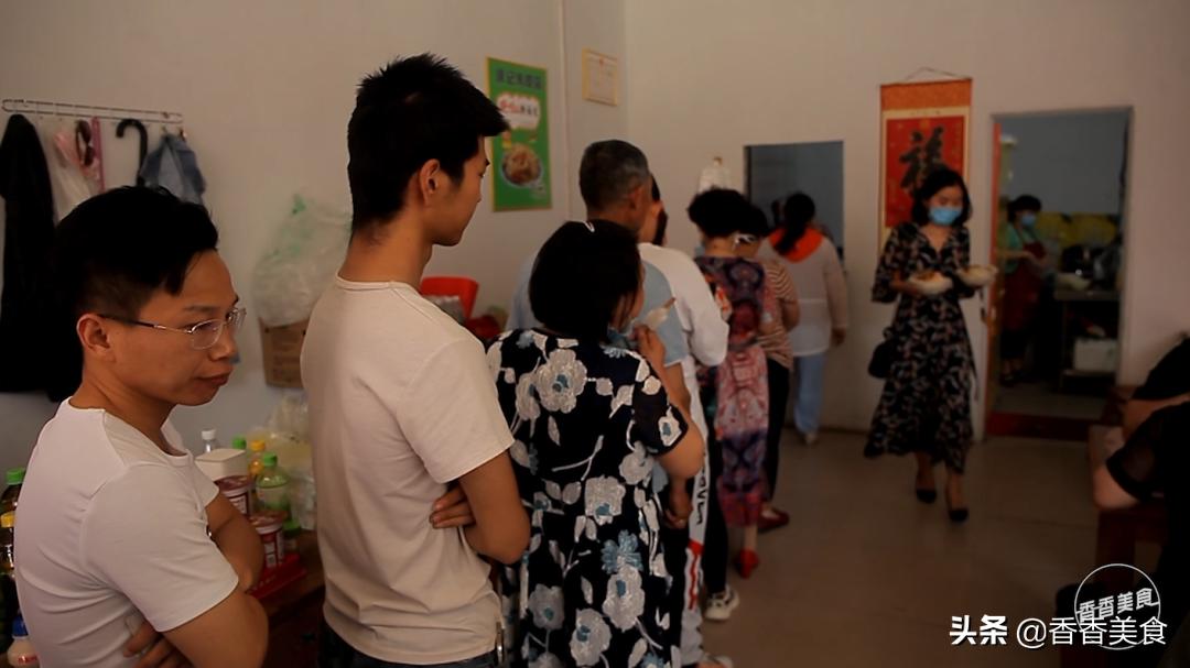 网传一天卖1000碗的米皮店，我们忍不住好奇心测了测