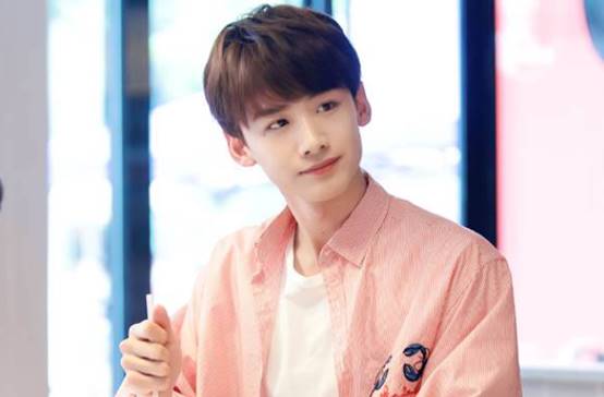 男明星天生“自带妆容”,白敬亭自带眼线,周震南全脸都让人羡慕