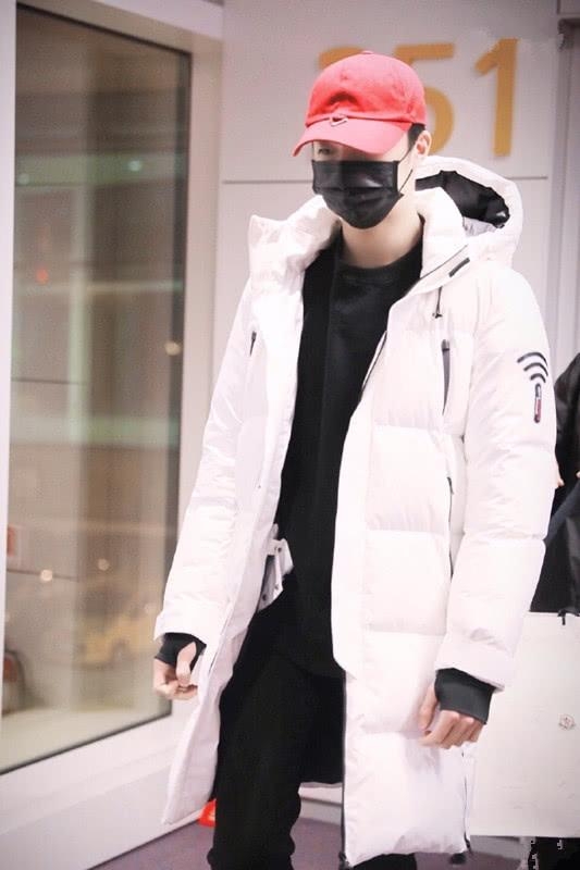 陈立农迪桑特羽绒服,陈立农同款冬季外套