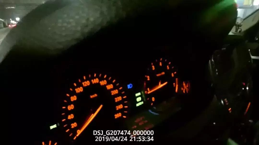 宝马老板拱北街头教育交警：这是自动式远光灯！叫嚣有本事扣我12分！