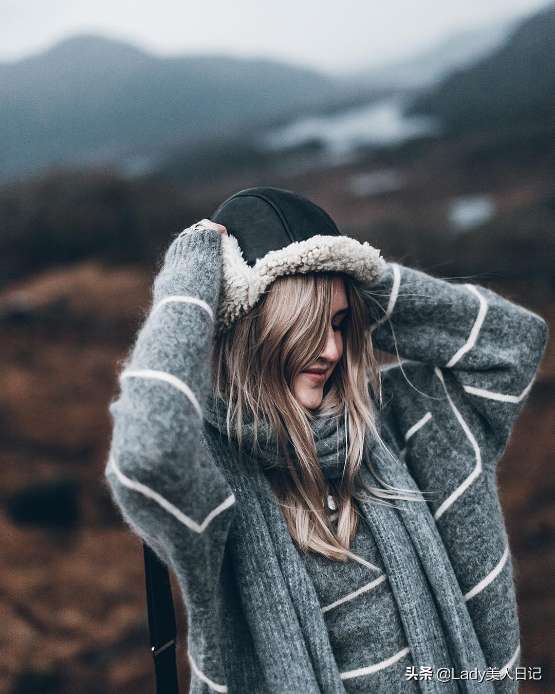 被这种性冷淡风征服了！裙子+毛绒外套也很有范，走到哪都是焦点