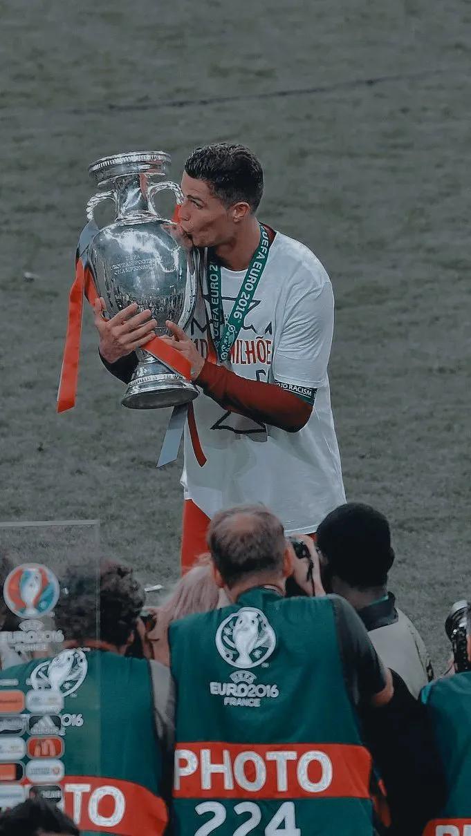 足球就像生活一样没有暂停,足球伤感无奈壁纸