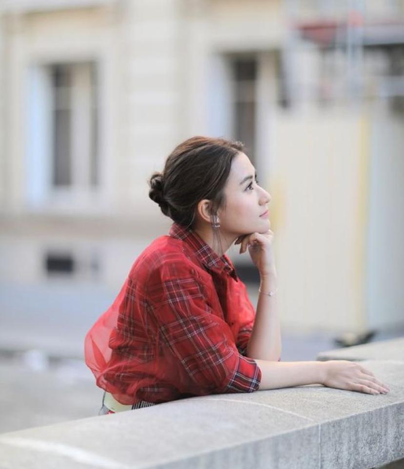 何超莲有高级感吗,何超莲优雅抹胸裙配大衣