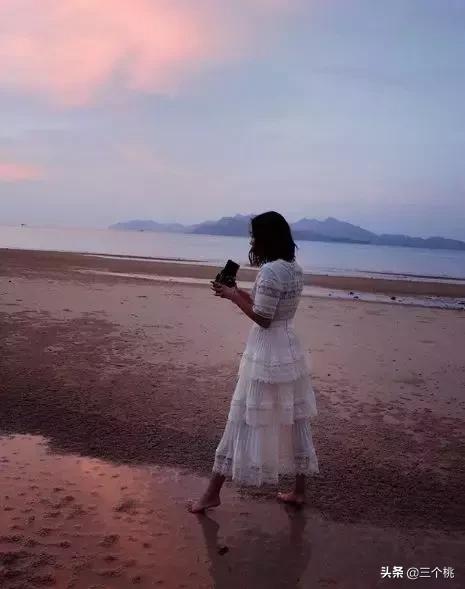 今年流行的裙子不穿高跟鞋,穿今年最流行的裙子