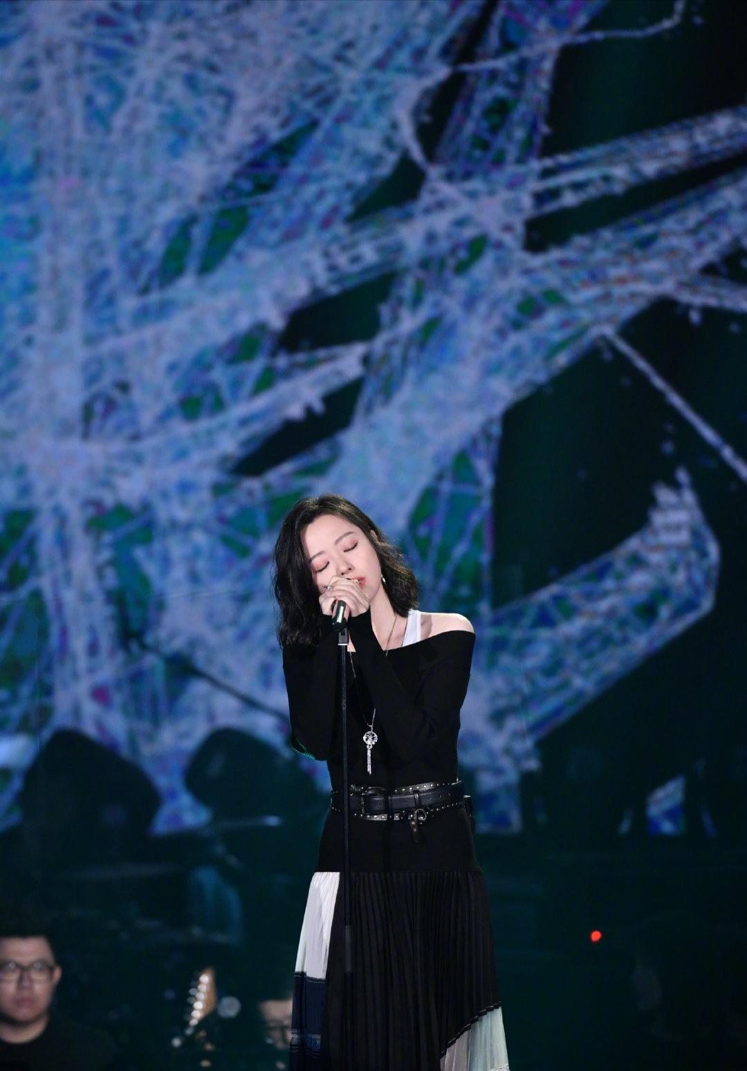 张靓颖吊带裙惊艳全场,张靓颖清唱天下无双完整版