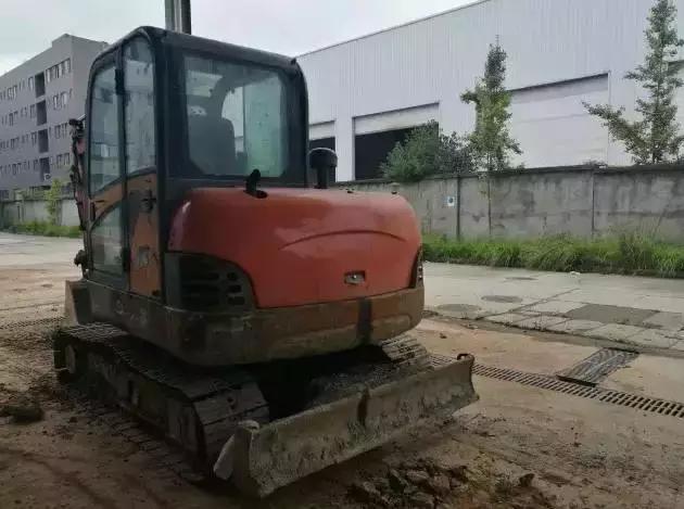 天气热了，挖机自我检修能救一条命