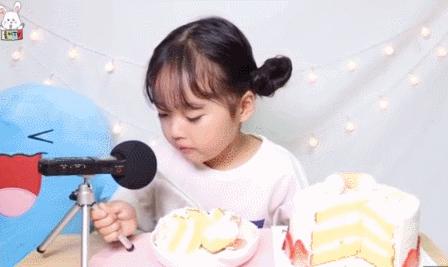 别让「假笑男孩」的悲剧,在她身上重演