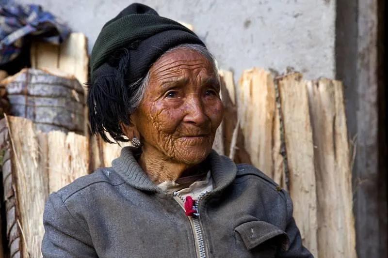 家人去世戴孝可以去别人家吗,城市老人过世可以不披麻戴孝吗