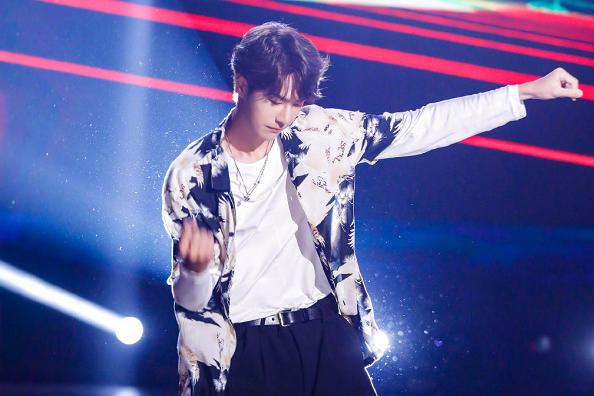 王一博五次快本玩游戏,王一博上快本玩踩气球