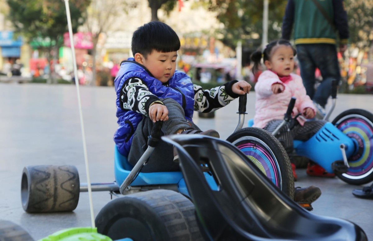 孩子总是偷涂口红怎么办,女儿偷抹妈妈口红怎么引导