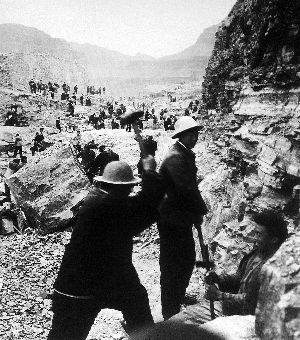 红旗渠修筑在太行山的悬崖峭壁上,太行天河红旗渠