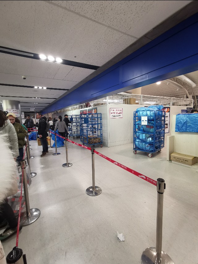 在济州岛机场,有群特殊的人群,每天都在做同一件事情