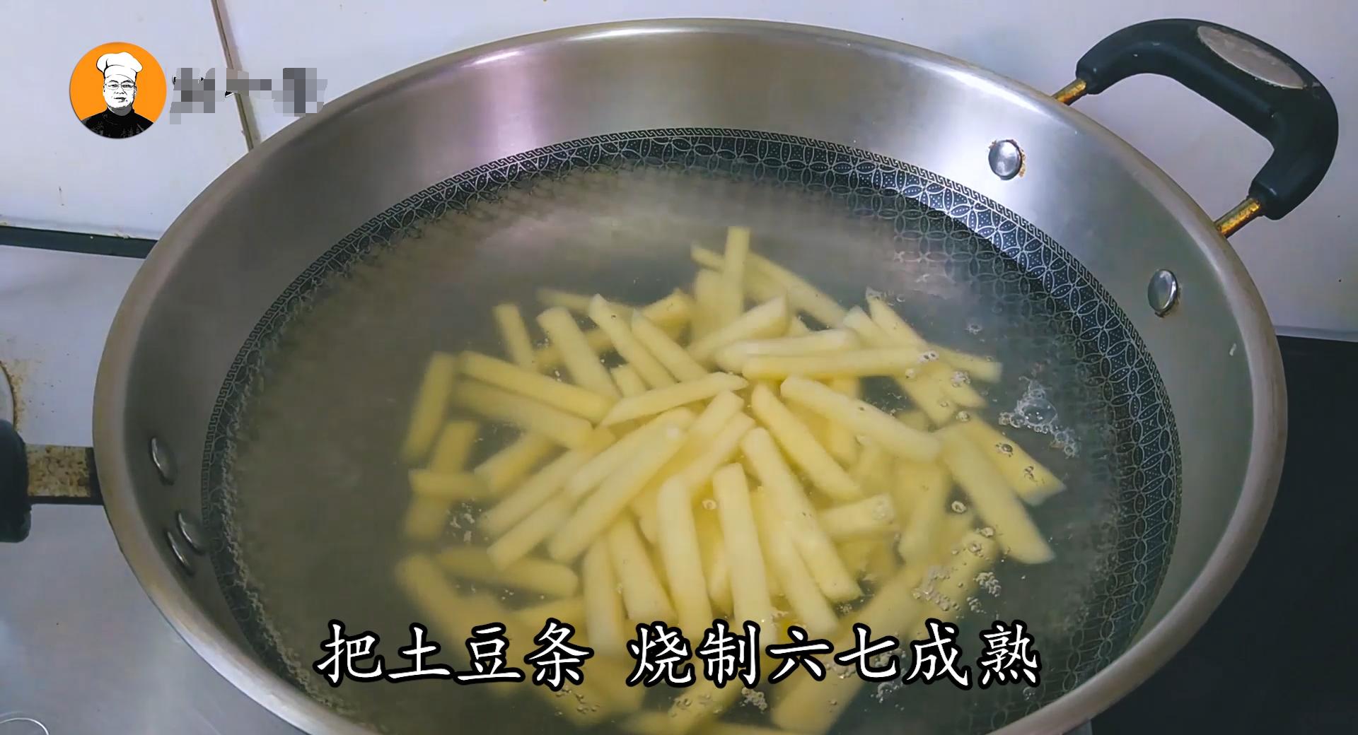 在家轻松炸薯条入口柔酥回味无穷,超长薯条怎么做又脆又好吃摆摊