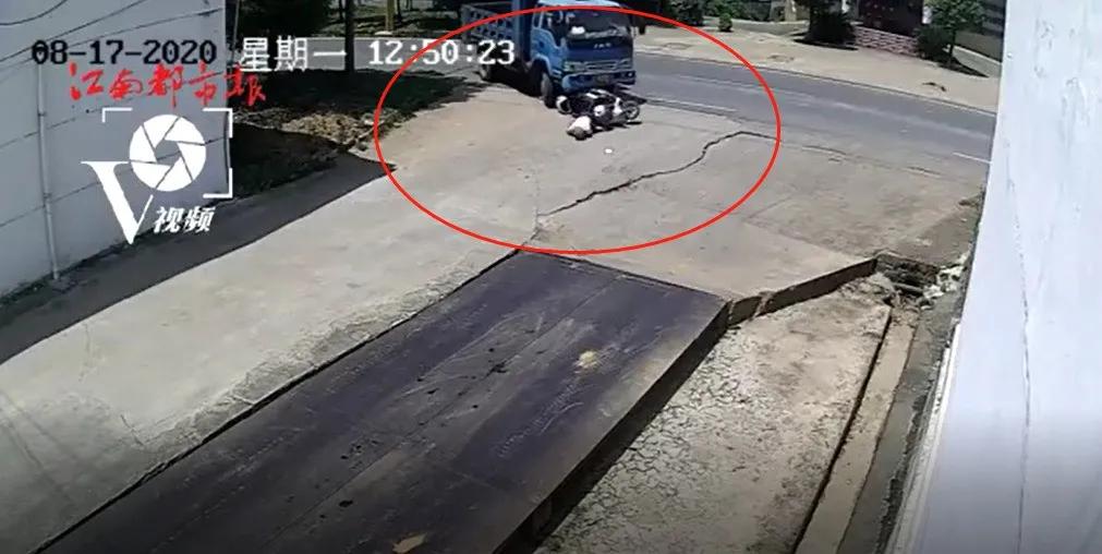 轿车撞飞电动车骑手死里逃生,货车轮胎一路狂奔撞飞电动车骑手