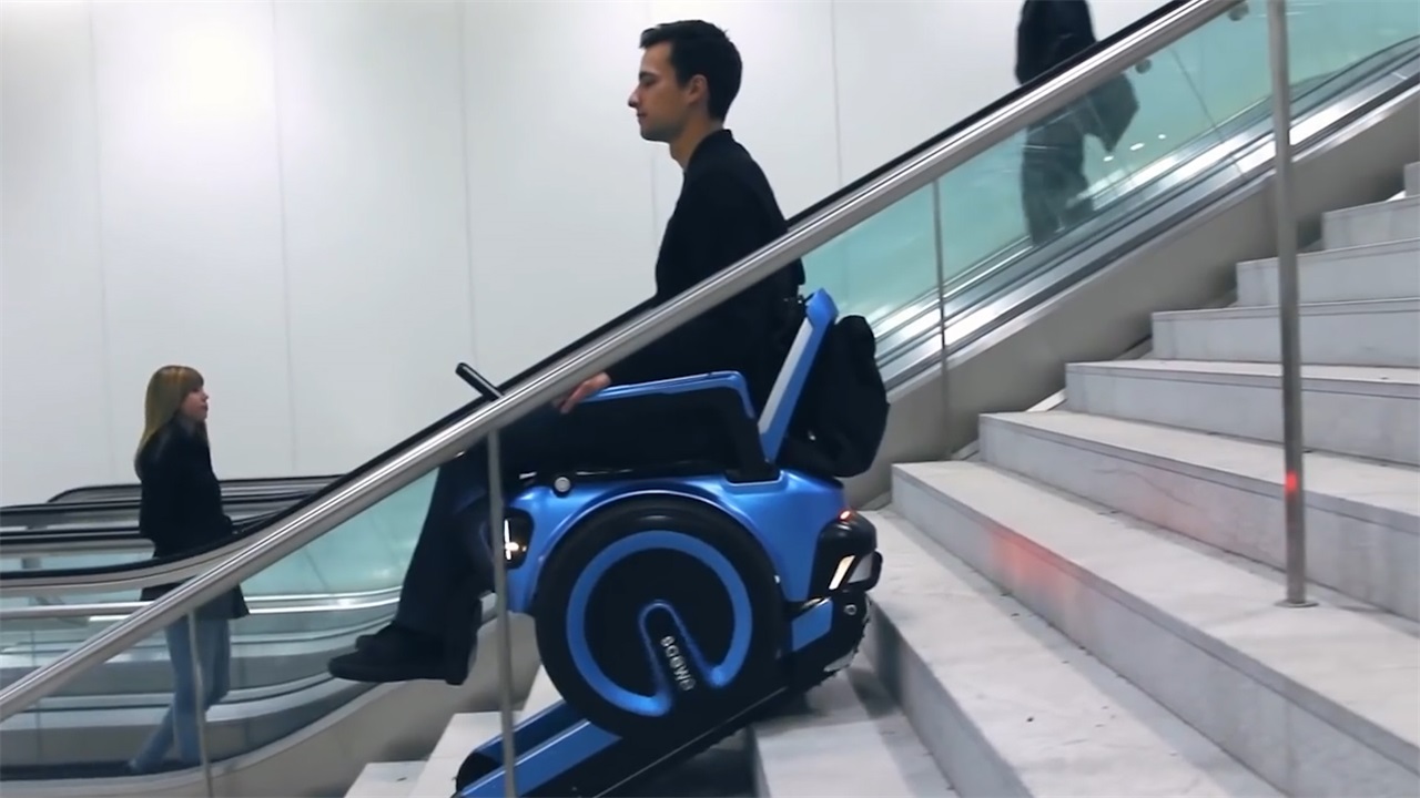 瑞士22岁大学生，发明“自动爬楼梯”轮椅，像坦克的履带？