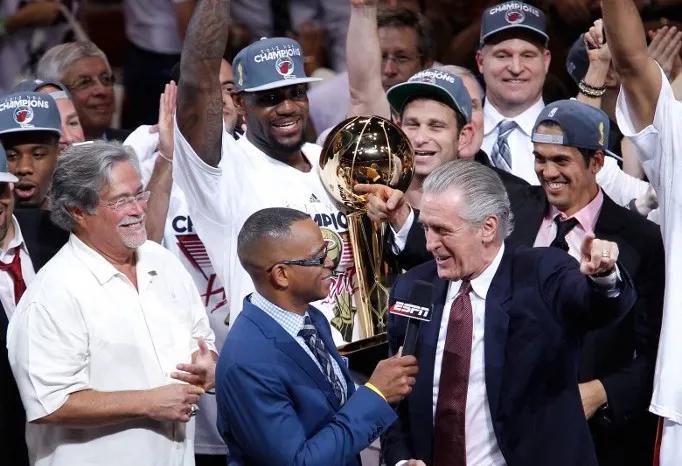 老詹换队,老詹改号码