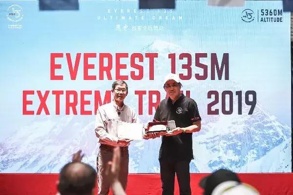 历经几十年登上珠穆朗玛峰的人,一群普通人攀登珠峰的故事