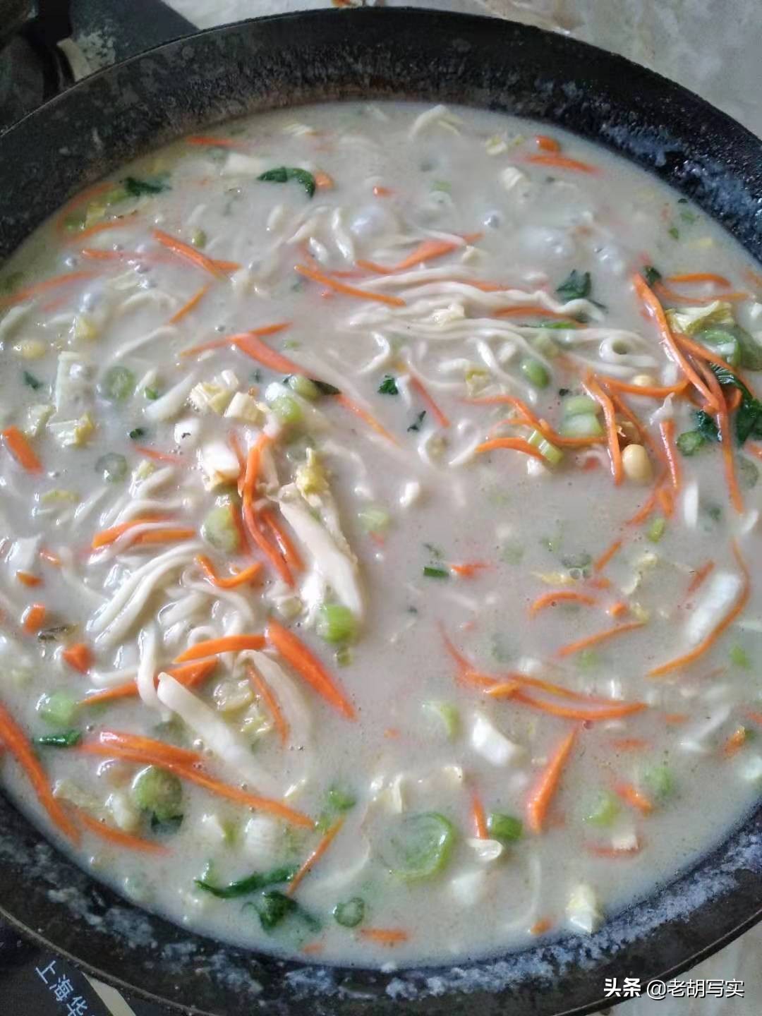 一碗酸甜辣的凉面,一碗热气腾腾的面条