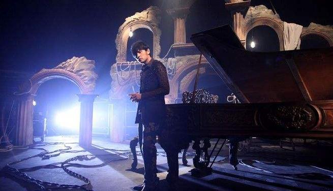 自己清唱可以,但是跟伴奏唱就垮了,抢拍、拖拍,你该学习节奏了