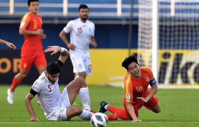 出局还被羞辱！主办方撤掉专用大巴引争议，球迷：还有脸不满？