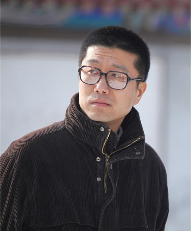 《装台》“拐的”扮演者：记者出身，辞职北漂当演员，脸熟人不红