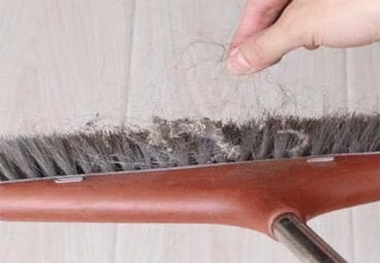 扫地上毛毛的妙招,扫地的时候地上老有毛毛怎么办