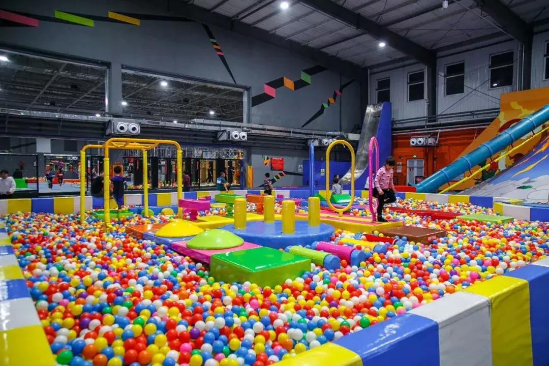 蹦床乐园闯关攀岩,蹦床馆嗨玩