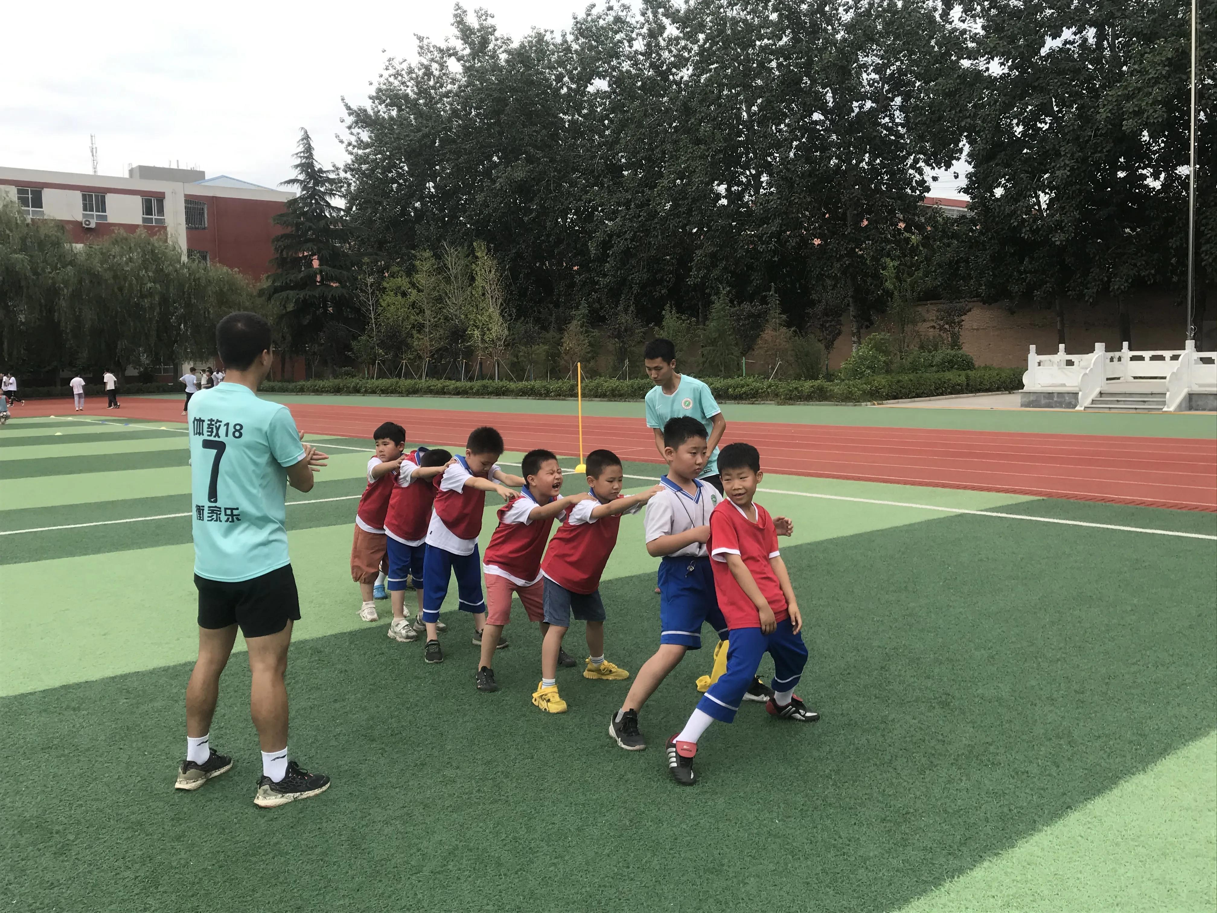 童心向党放飞足球梦主题绘画,童心向党体育强国放飞足球梦