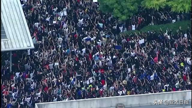 美国社交名媛因身边坐着黑人女性就报警,还说自己不是种族主义者