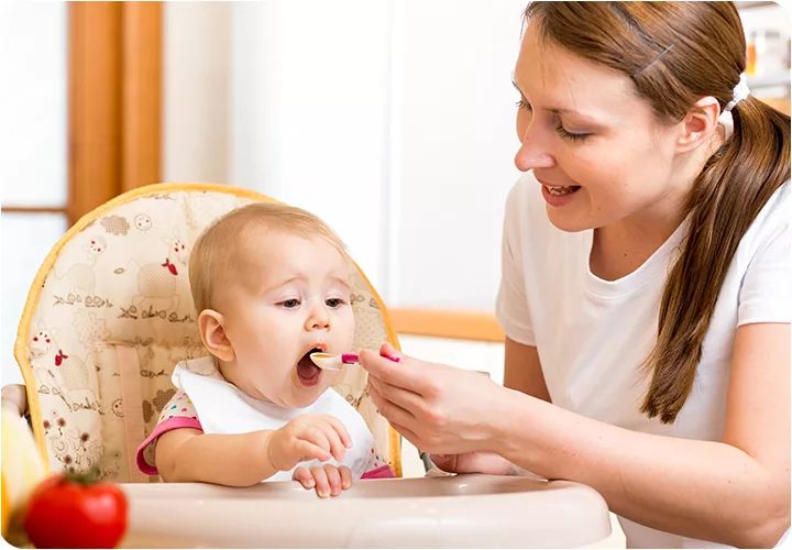 宝宝吃饭不乖老含着饭,宝宝总是含着饭