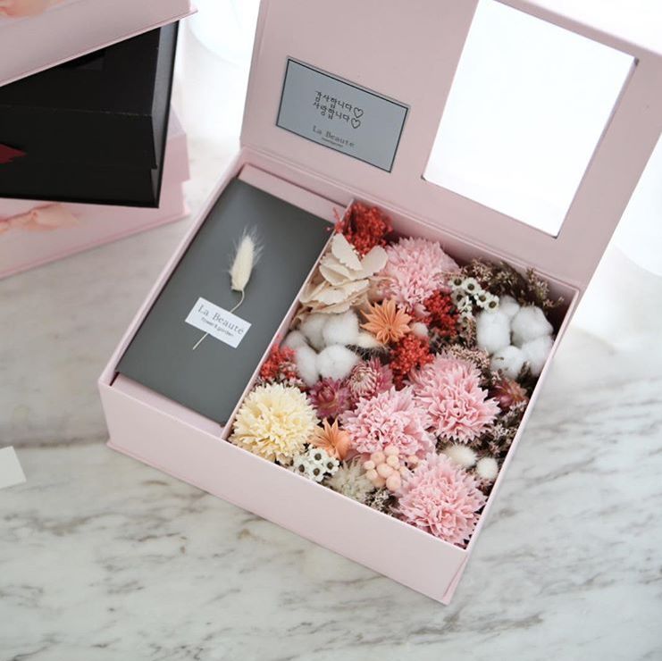 康乃馨插花教程母亲节花篮,母亲节一朵玫瑰四朵康乃馨插花