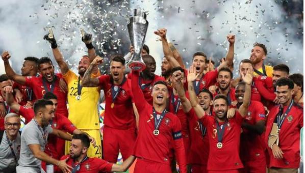 我心中的足球明星c罗,我心目中的英雄梅西