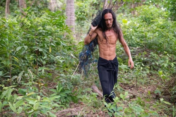 男子投资50万带老婆住山洞,48岁男子卖掉豪宅