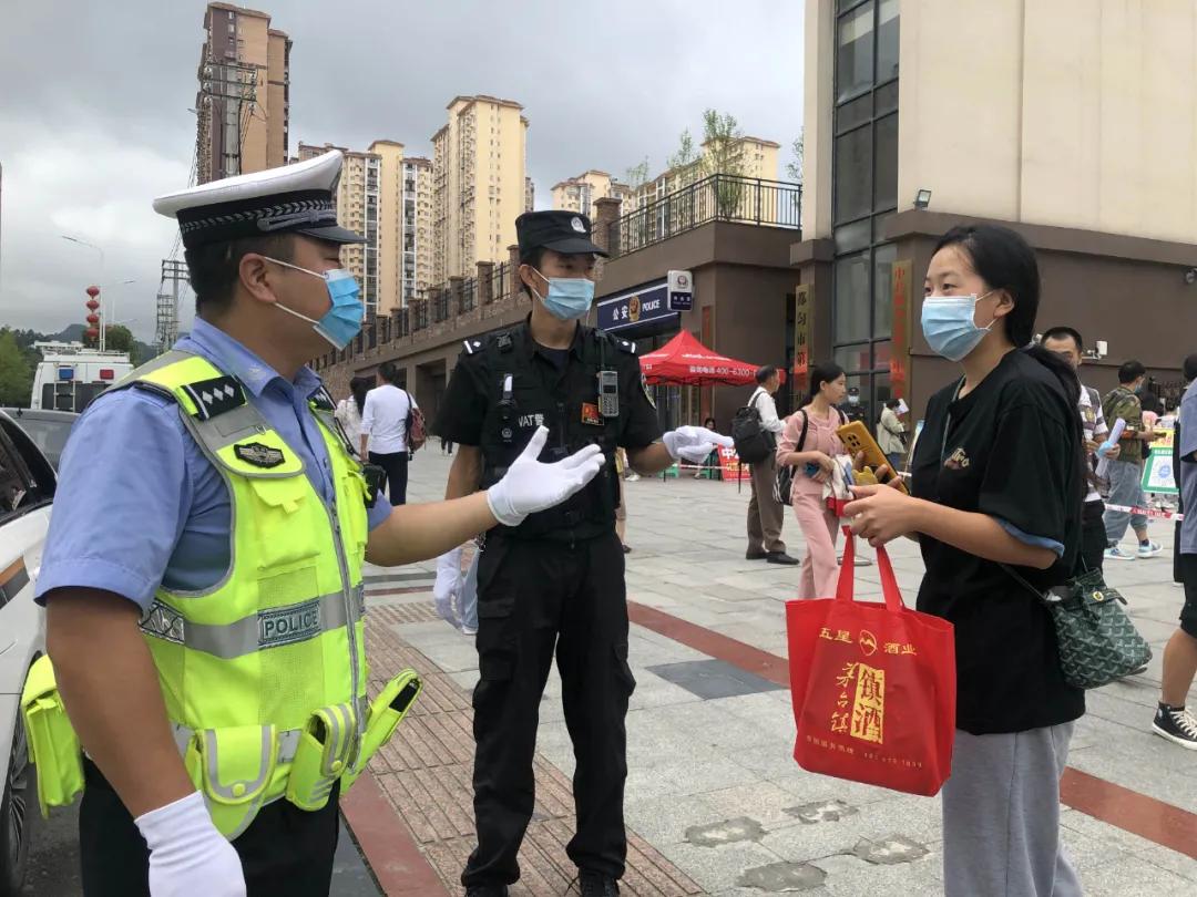 交警全力护航,交警部门全力护航高考
